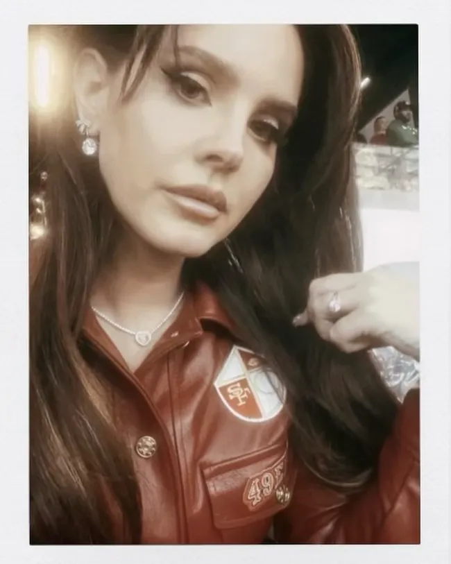 Lana Del Rey llegó el domingo al Super Bowl 2024 con una chaqueta personalizada de los San Francisco 49ers diseñada por Sugar Ferrini.