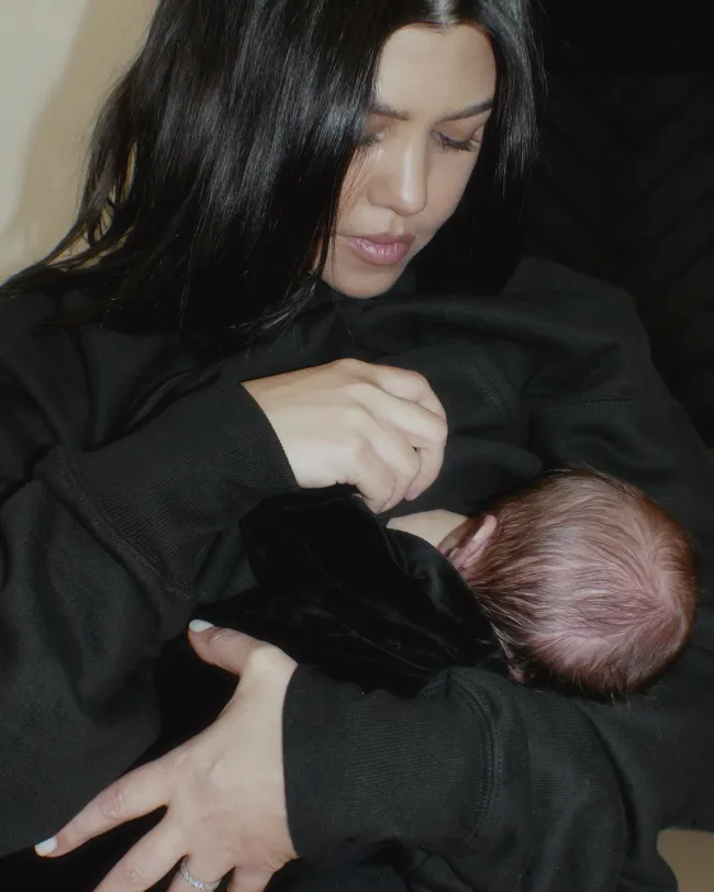 Kourtney Kardashian acuna al bebé Rocky.