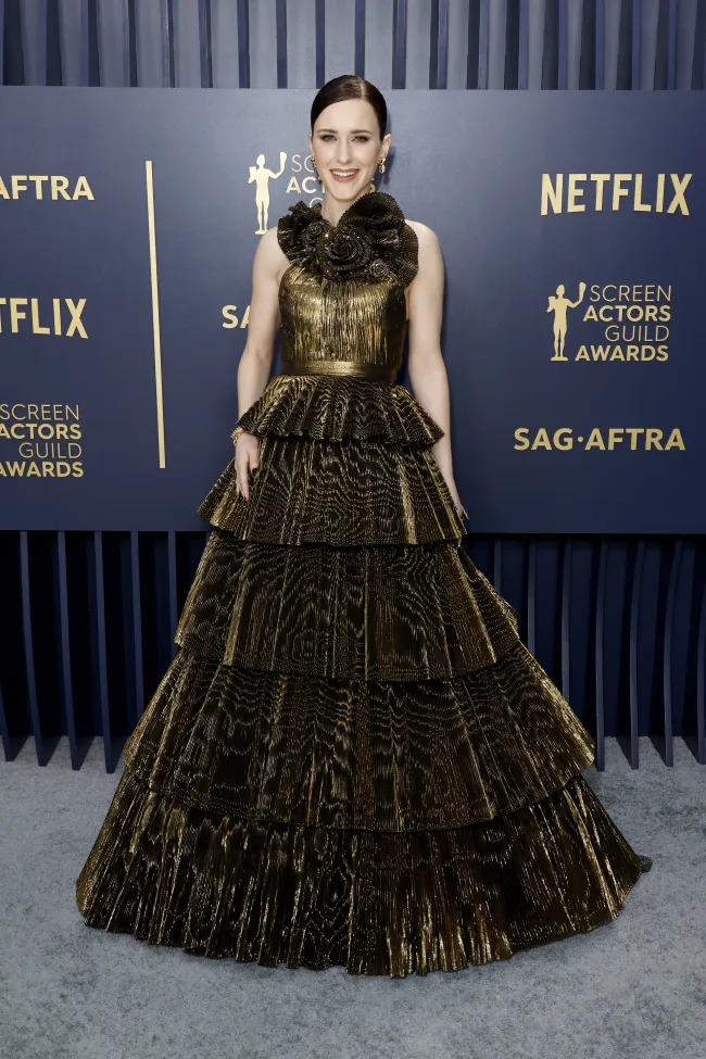 Rachel Brosnahan asiste a la 30ª edición anual de los Screen Actors Guild Awards