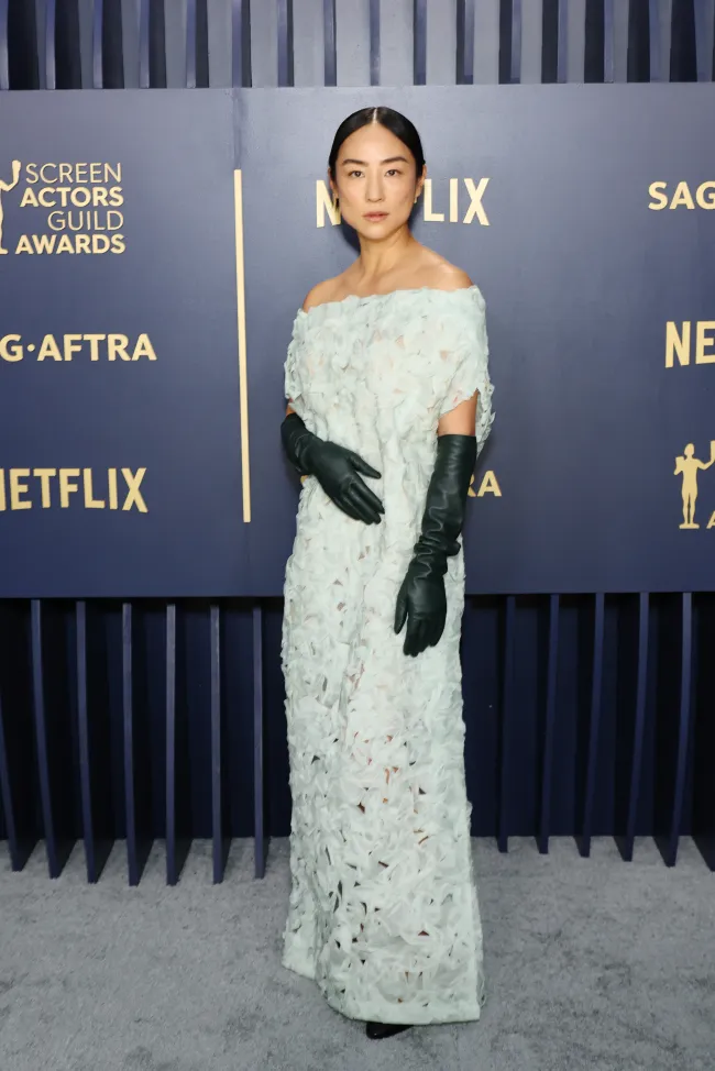 Greta Lee asiste a la 30ª edición anual de los premios Screen Actors Guild Awards
