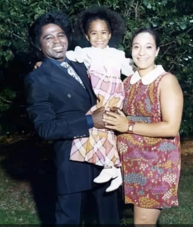 Deanna Brown con James Brown y Deidre Jenkins en 1972.