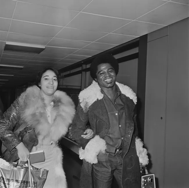 Una fotografía en blanco y negro de James Brown y Deidre Jenkins.