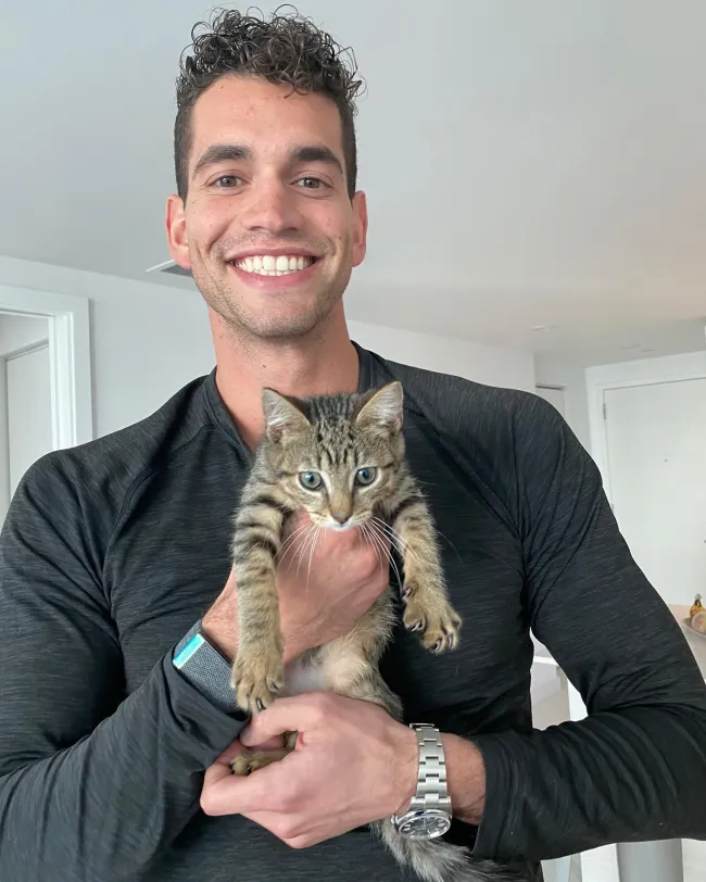 Jesse Solomon sosteniendo un gato