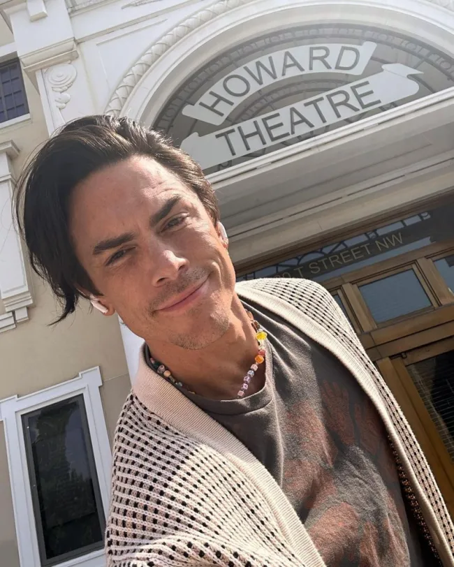 Tom Sandoval selfie frente al Teatro Howard