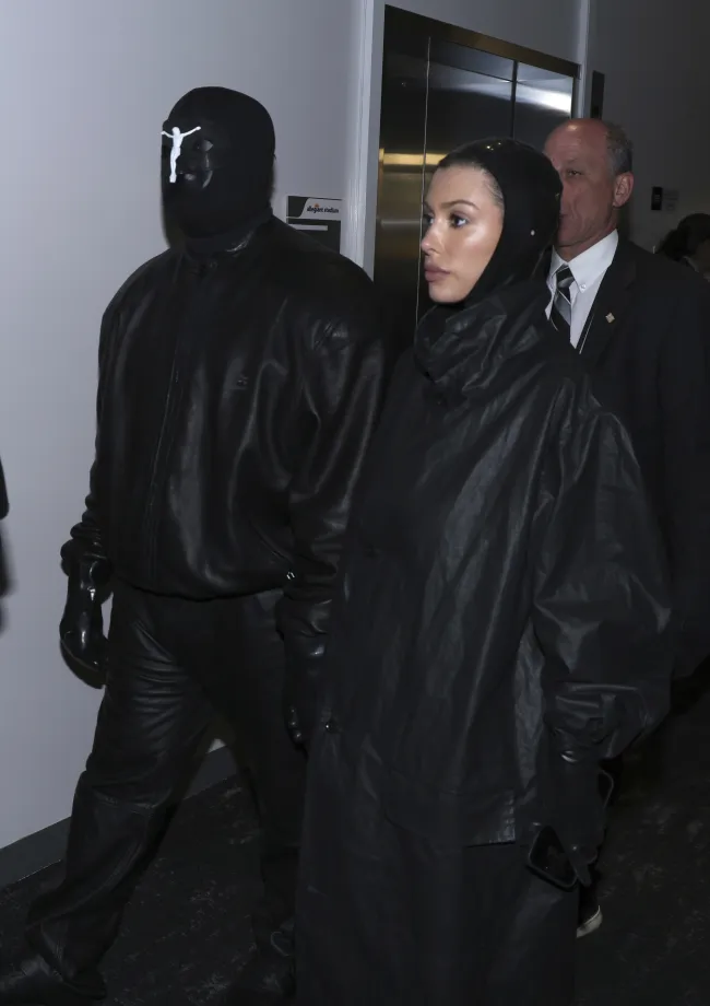 Kanye West y Bianca Censori vestidos completamente de negro.