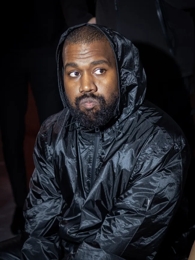 Kanye West vestido completamente de negro
