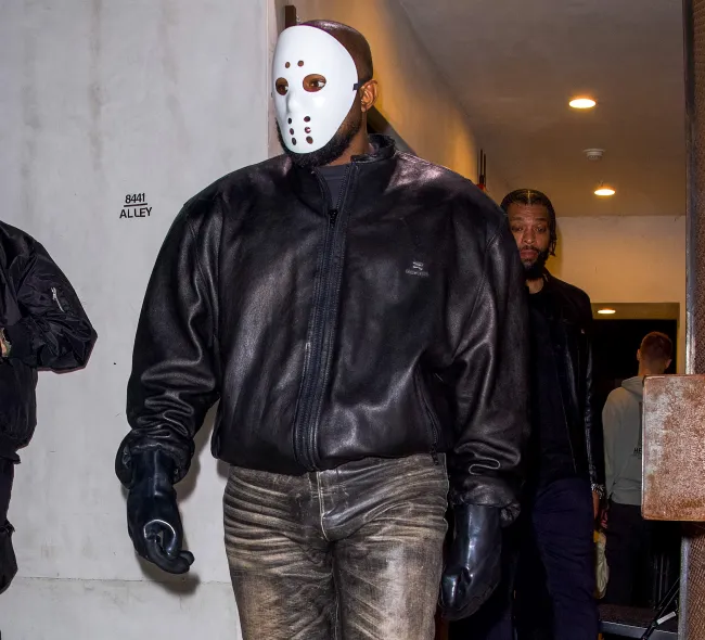 Kanye West con una máscara blanca