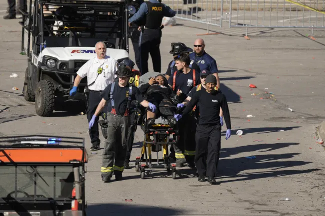 Una persona es trasladada en una ambulancia durante el desfile de los Kansas City Chiefs.