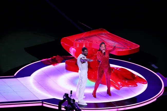 Usher y Alicia Keys actuando en el espectáculo de medio tiempo del Super Bowl.