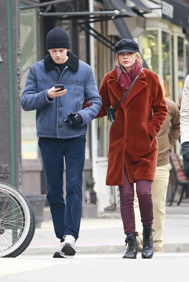 Joe Alwyn y Taylor Swift caminando juntos