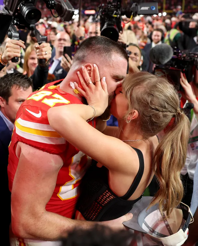 Travis Kelce # 87 de los Kansas City Chiefs besa a Taylor Swift después de derrotar a los San Francisco 49ers 2 durante el Super Bowl LVIII en el Allegiant Stadium el 11 de febrero de 2024 en Las Vegas, Nevada.