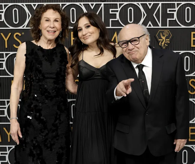 Rhea Perlman, Lucy DeVito y Danny DeVito asisten a la 75ª edición de los premios Primetime Emmy.