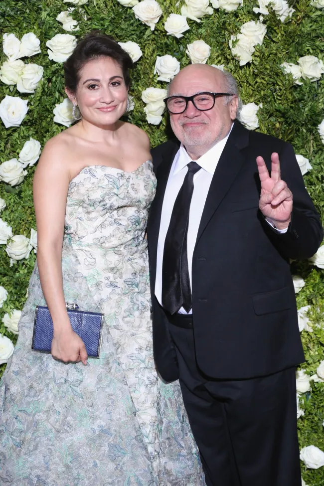 Lucy y su papá Danny DeVito en la 71a edición anual de los premios Tony en 2017.