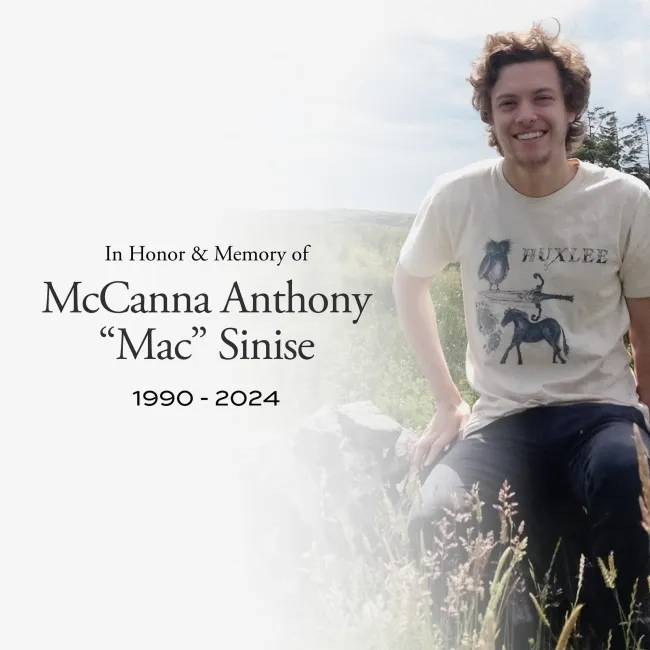 La Fundación Gary Sinise publicó una foto conmemorativa del hijo de Sinise, Mac, quien murió a los 33 años.