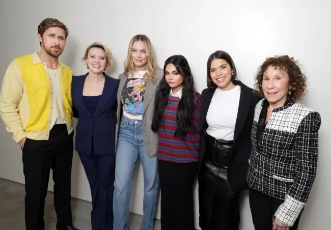 Ryan Gosling, Kate McKinnon, Margot Robbie, Ariana Greenblatt, América Ferrera y Rhea Perlman