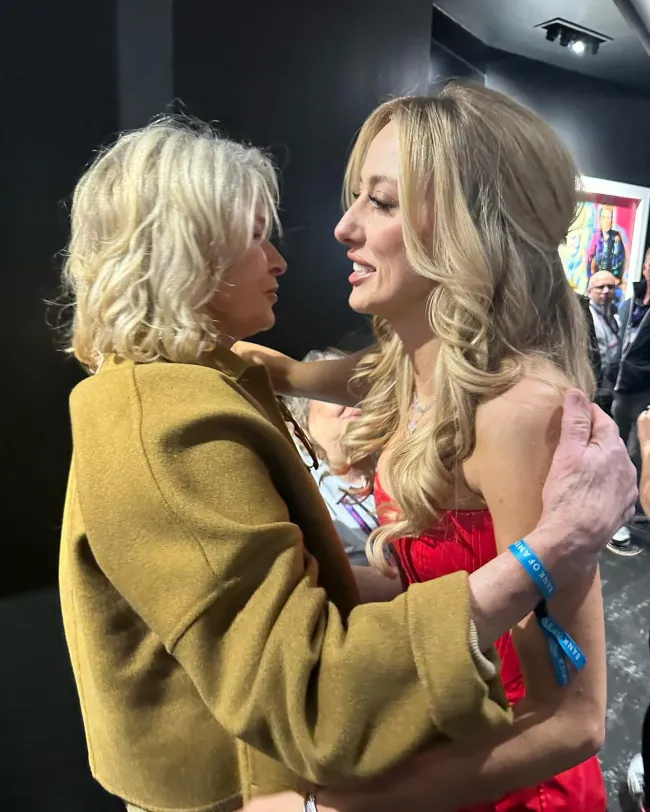 Martha Stewart abrazando a Brittany Mahomes