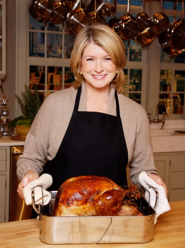 Martha Stewart sonriendo con pasteles