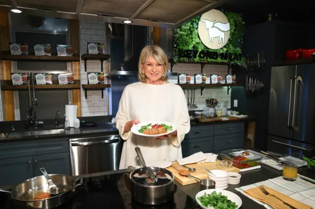 Martha Stewart sonriendo con un pavo