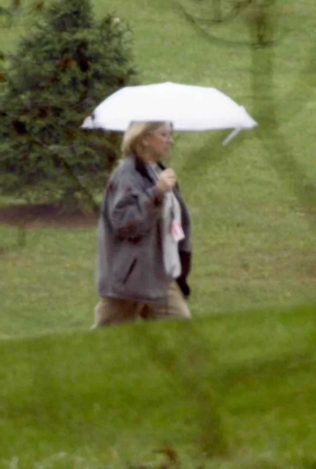 Martha Stewart caminando en prisión en 2004