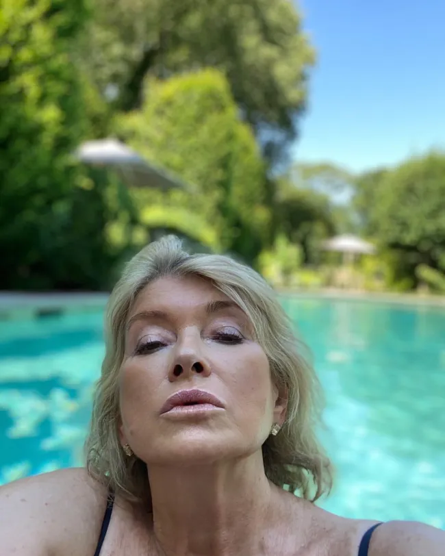 La selfie de Martha Stewart junto a la piscina