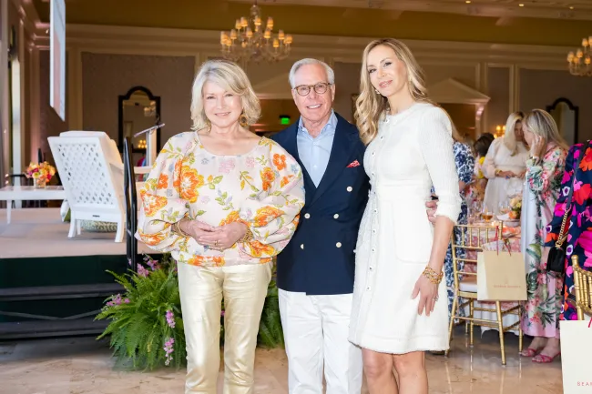 Martha Stewart posando con Tommy y Dee Hilfiger.