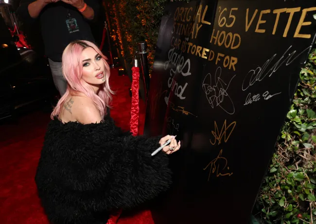 Megan Fox con un vestido de cota de malla en la fiesta de visualización de Jam for Janie de los Premios Grammy 2024