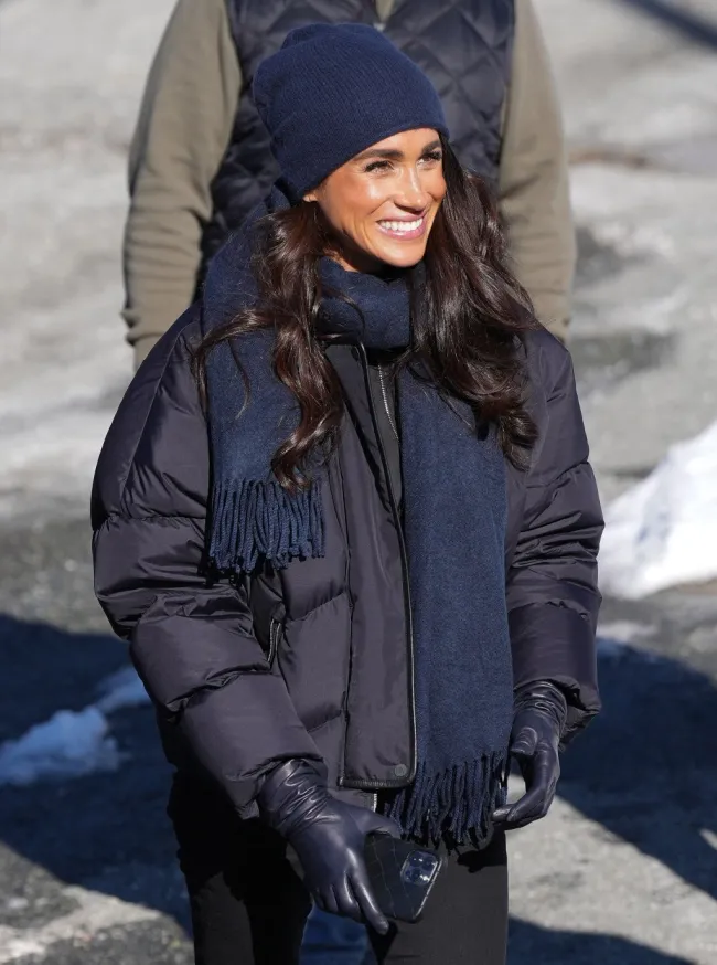 Meghan Markle con sombrero y abrigo de invierno con bufanda a juego