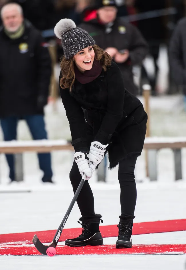 Kate Middleton posando con un palo de hockey
