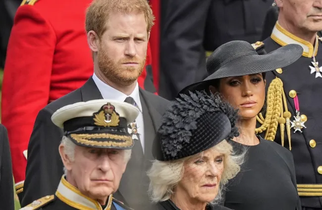 El príncipe Harry, Meghan Markle, el rey Carlos III y la reina Camilla.
