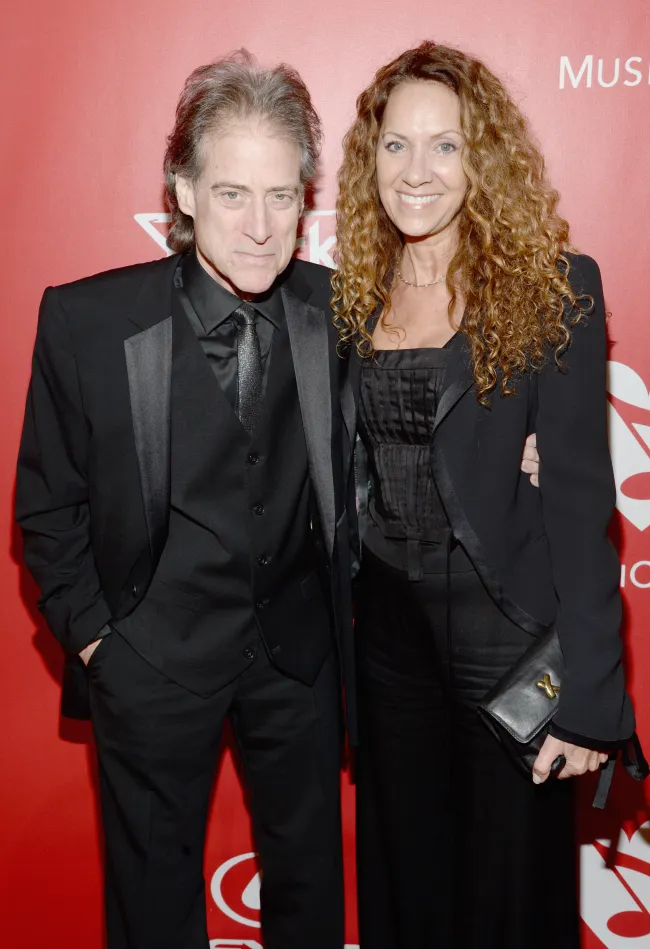 Richard Lewis y su esposa Joyce Lapinsky en la gala de Persona del Año del 25 aniversario de MusiCares 2015.