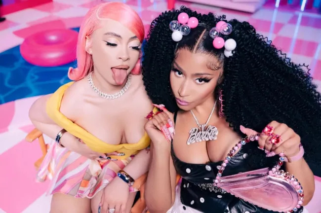 Ice Spice y Nicki Minaj en el vídeo musical de 