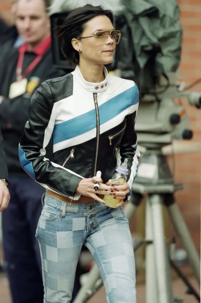 Victoria Beckham con una chaqueta de cuero.