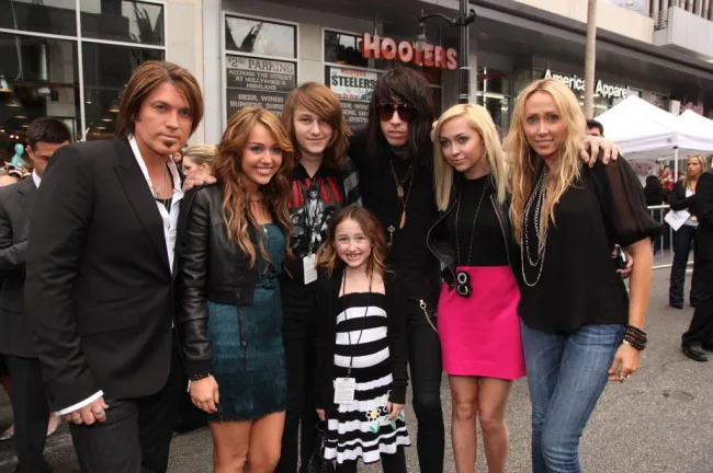 Una foto de toda la familia Cyrus en un estreno en Los Ángeles.