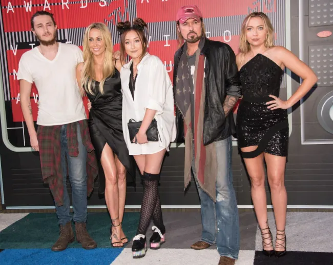 Braison Cyrus, Letitia Cyrus, Noah Cyrus, Billy Ray Cyrus y Brandi Glenn Cyrus posando para una foto en los MTV Video Awards 2015.