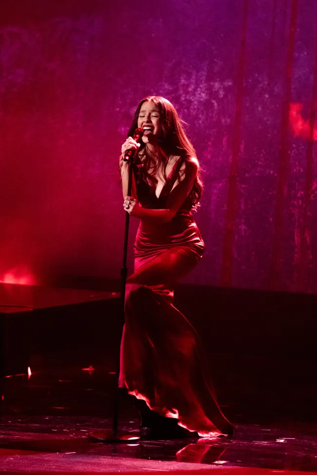 Olivia Rodrigo actuando en los Grammy con un vestido rojo