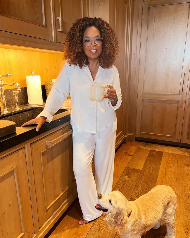 Oprah en pijama junto a su perro
