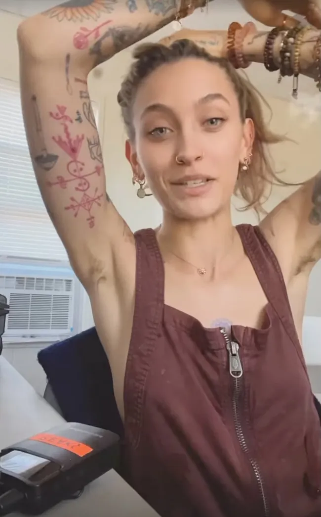 Paris Jackson mostrando sus tatuajes en el brazo