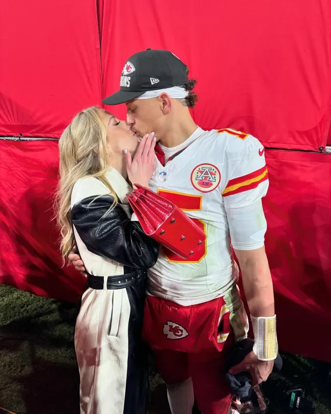 Brittany Mahomes besando a Patrick Mahomes.