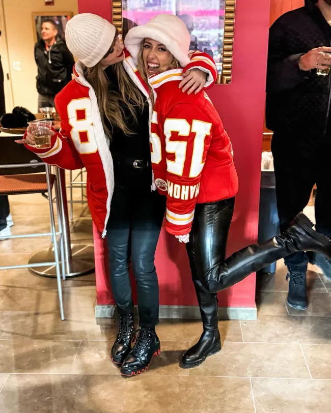 Taylor Swift y Brittany Mahomes con abrigos a juego diseñados por Kristin Juszczyk.