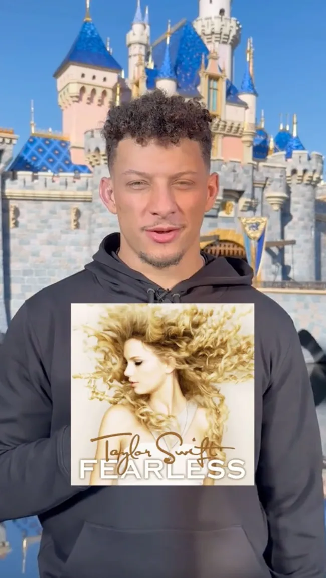 Patrick Mahomes parado frente al castillo de Cenicienta con la portada del álbum homónimo de Taylor Swift pegada sobre él.