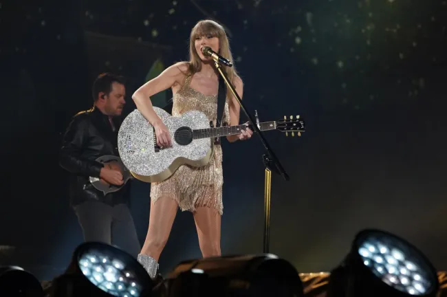 Taylor Swift tocando con su guitarra.