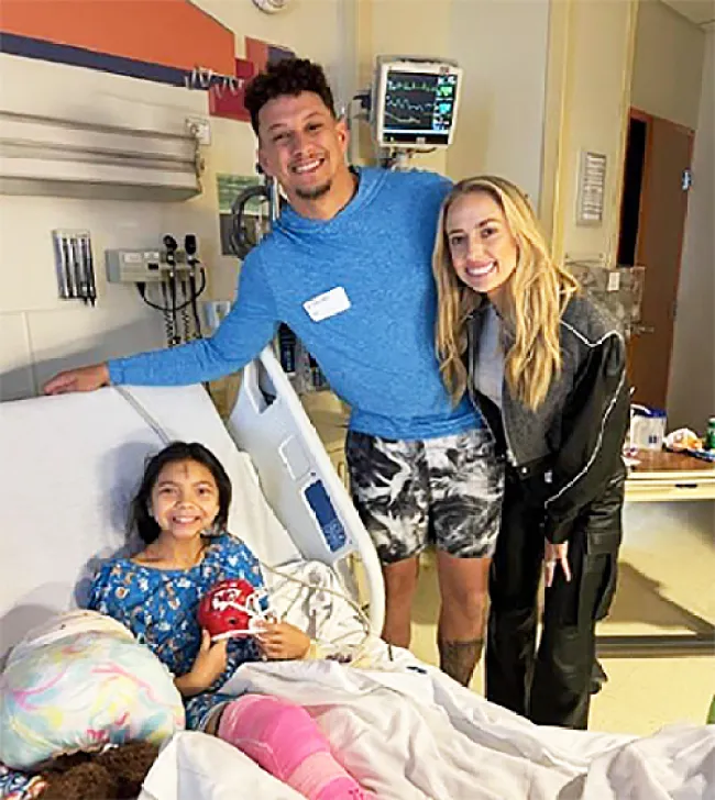 Patrick y Brittany Mahomes con víctimas de disparos.