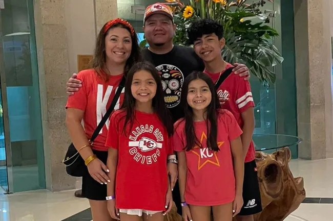 Erika Reyes con su familia, incluidas sus hijas Madison y Melia Reyes, ambas alcanzadas por balas durante la celebración del Super Bowl de los Kansas City Chiefs en Union Station.