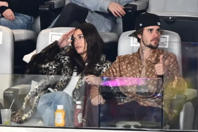 Justin y Hailey Bieber miran el Super Bowl.