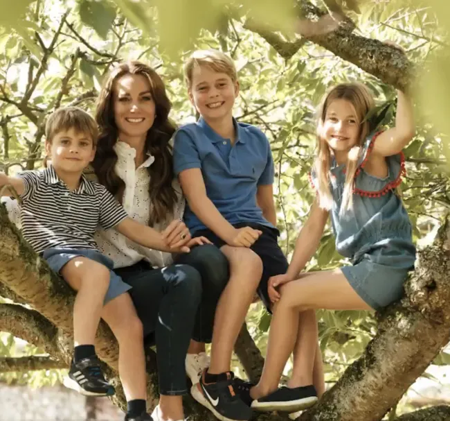 Kate Middleton en un árbol con George, Charlotte y Louis.
