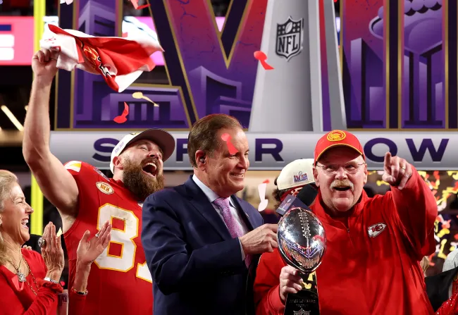 Travis Kelce y el entrenador en jefe Andy Reid de los Kansas City Chiefs reaccionan después de derrotar a los San Francisco 49ers 25-22 durante el Super Bowl LVIII el 11 de febrero de 2024 en Las Vegas.