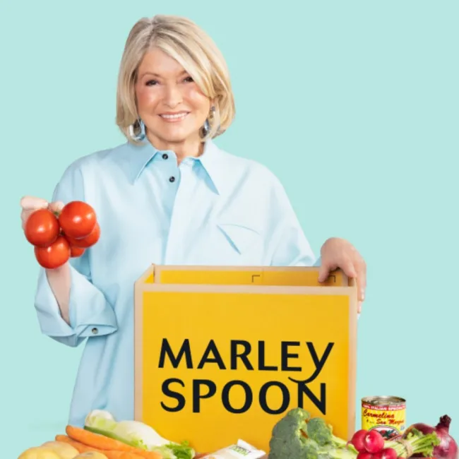 Martha Stewart con una caja de cuchara Marley