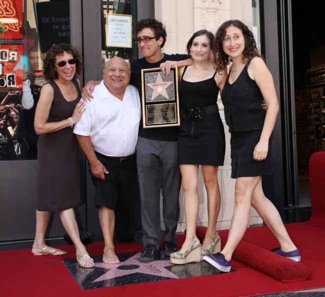 Danny DeVito con Rhea Perlman y sus tres hijos en su paseo de la fama de Hollywood.