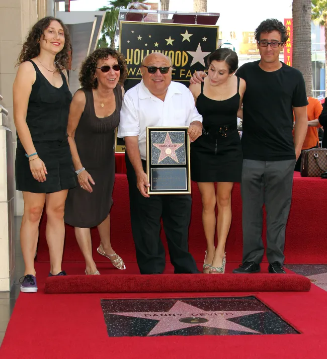 Danny DeVito con Rhea Perlman y sus hijos