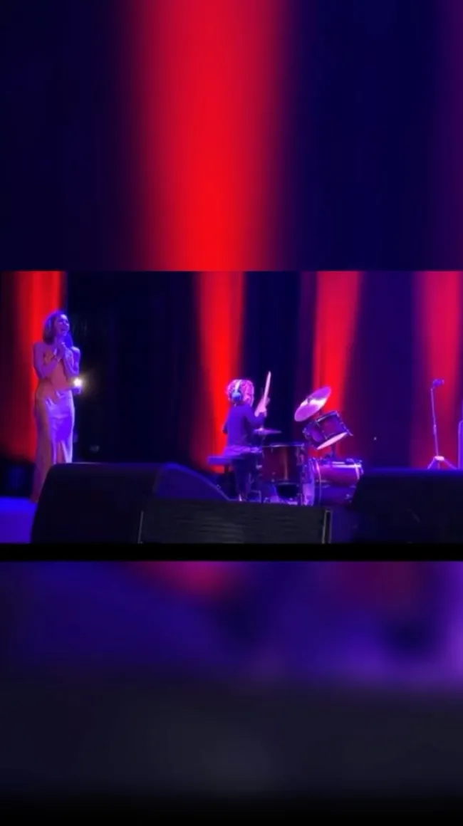 David Foster y Katharine McPhee con su hijo Rennie tocando la batería durante su concierto en Washington, DC.